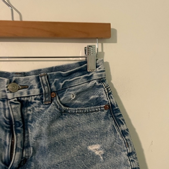 American Eagle Light Wash Distressed Curvy Mom Denim Short - Picture 4 of 11